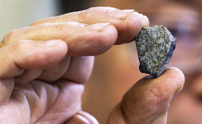 На фото: фрагмент Челябинского метеорита. Архивное фото.