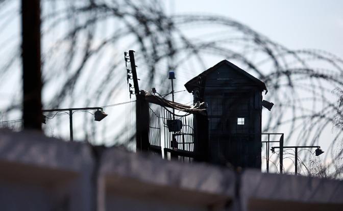 ЧП в исправительной колонии на Урале: водитель попытался провезти арсенал оружия и гранату