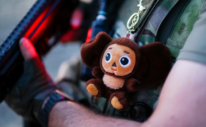 На фото: талисман военнослужащего подразделения БПЛА 18-й общевойсковой армии в составе группировки войск "Днепр" во время боевой работы расчета российского разведывательного БПЛА Supercam S350.