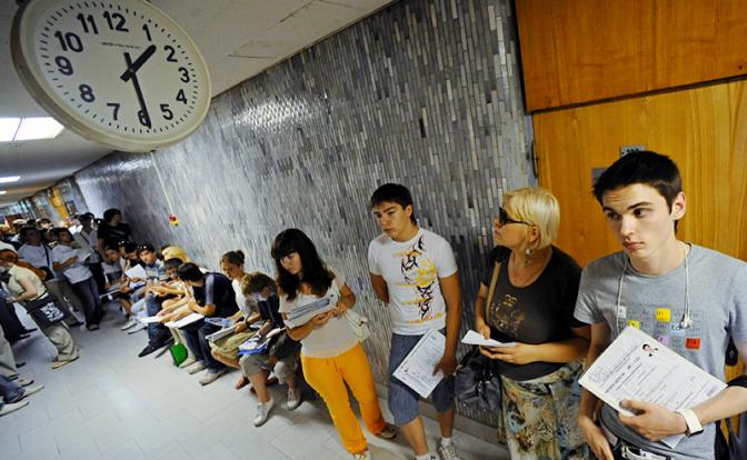 На фото: абитуриенты в очереди в приемную комиссию Российского университета дружбы народов (РУДН).