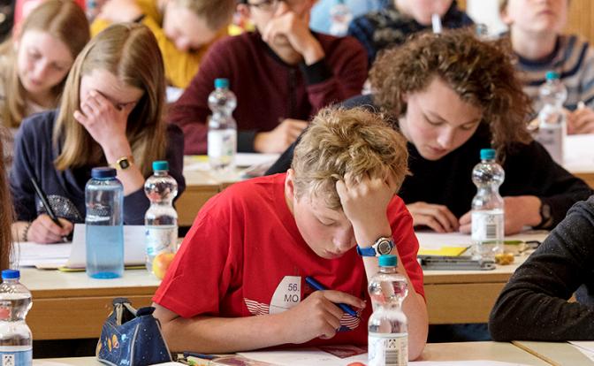 На фото: учащиеся школ во время Математической олимпиады.