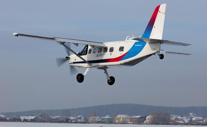 На фото: легкий многоцелевой самолет ЛМС-901 "Байкал" во время первого полета. Полет проходил на высоте 500 м и длился около 25 минут. Разработчиком "Байкала", является компания "Байкал инжиниринг" (дочерняя структура УЗГА). 2022 год.