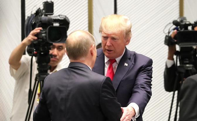 На фото (слева направо): президенты России и США Владимир Путин и Дональд Трамп.