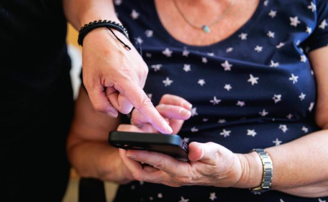 Мошенники звонят россиянам от имени мэрии с сообщением о «выплате ветеранам труда»