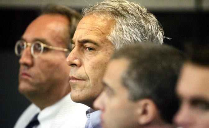 На фото (в центре): Джеффри Эпштейн во время судебного заседания, 2017 год.