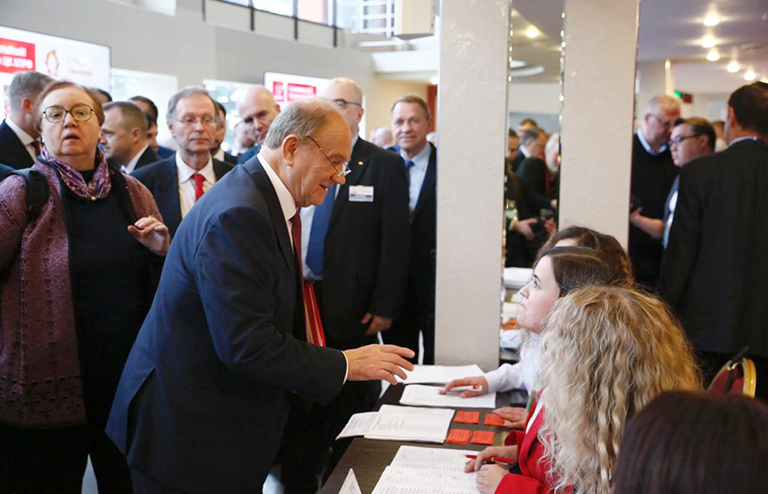 На фото: лидер КПРФ Геннадий Зюганов(в центре)