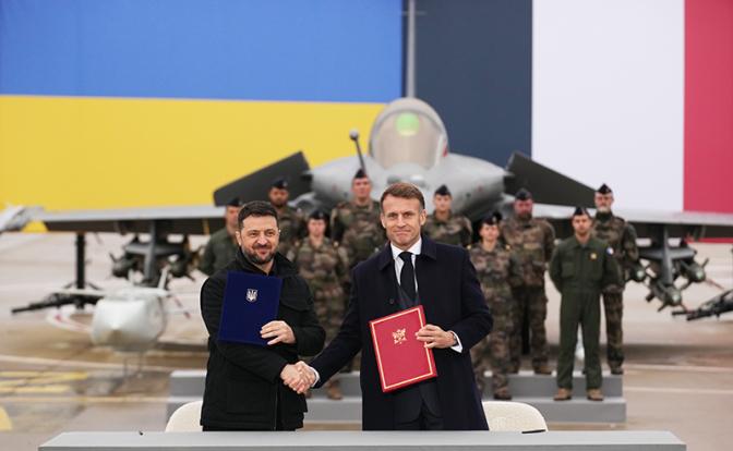 На фото: президент Франции Эмманюэль Макрон и президент Украины Владимир Зеленский (справа налево) на церемонии подписания совместных документов на военной авиабазе Велизи-Вилакубле.
