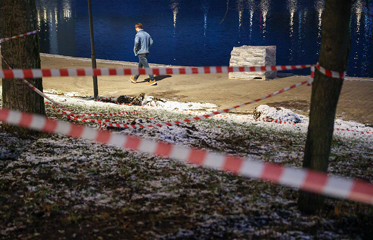 На фото: оградительная лента у Гольяновского пруда, где были найдены останки ребенка.