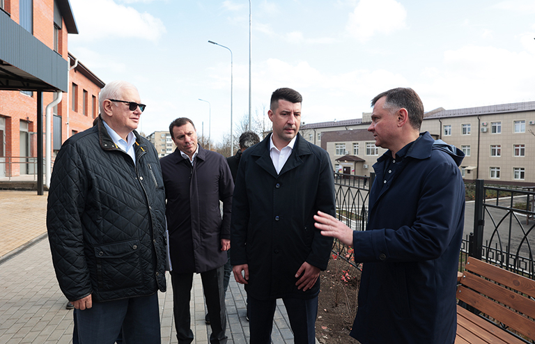 Юрий Слюсарь поручил решить вопрос с оснащением детской поликлиники в Красном Сулине