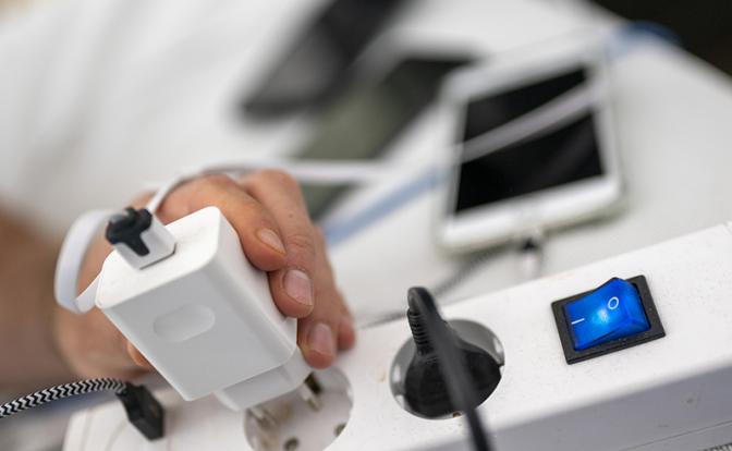 Эксперт объяснил, в каком случае полыхнет оставленная в розетке зарядка