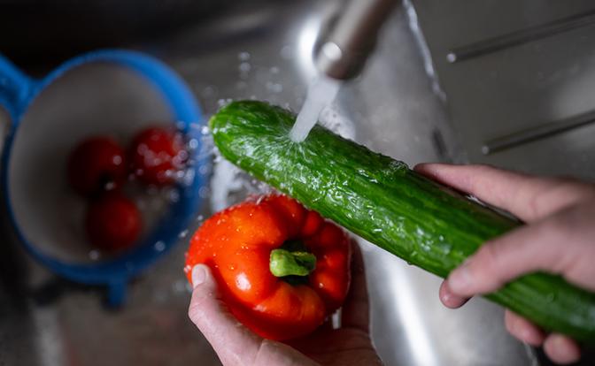 «Большая ошибка»: названа опасность даже слегка заплесневелых продуктов