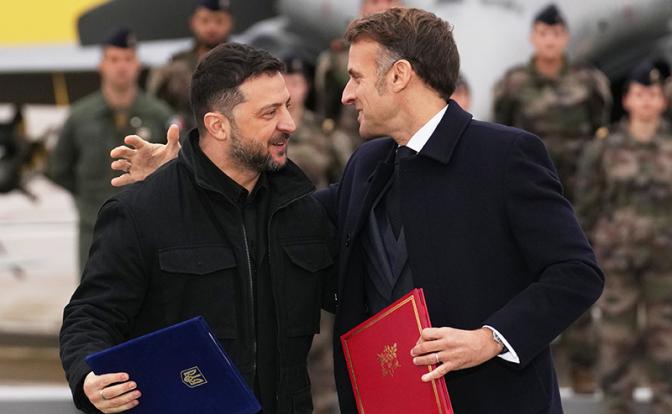 На фото: президент Франции Эмманюэль Макрон и президент Украины Владимир Зеленский (справа налево) на церемонии подписания совместных документов на военной авиабазе Велизи-Вилакубле.