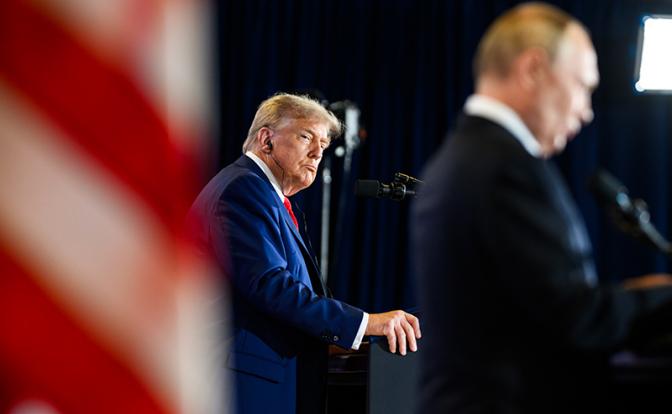 На фото: президент России Владимир Путин и президент США Дональд Трамп (справа налево)