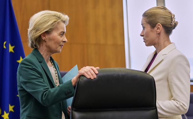 На фото: председатель Европейской комиссии Урсула фон дер Ляйен и верховный представитель ЕС по иностранным делам и политике безопасности Кая Каллас (слева направо)