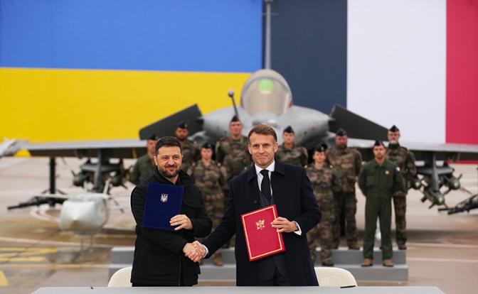 На фото: президент Франции Эмманюэль Макрон и президент Украины Владимир Зеленский (справа налево) на церемонии подписания совместных документов на военной авиабазе Велизи-Вилакубле.