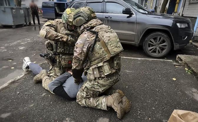 На фото: сотрудники ФСБ во время задержания жителя ДНР, который пытался отравить военного ВС России британским пивом с боевым отравляющим веществом.