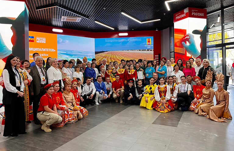 На фото: на региональной выставке партнерского проекта Национального центра «Россия» «Дни муниципальных образований Ростовской области»