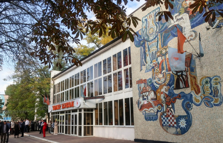 На фото: Ростовский государственный театр кукол