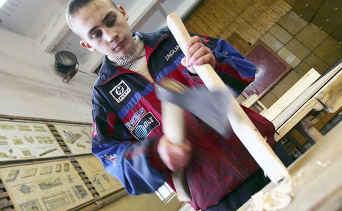 Стране нужны работники – столяры и плотники: В Госдуме нерадивых школьников послали к станку