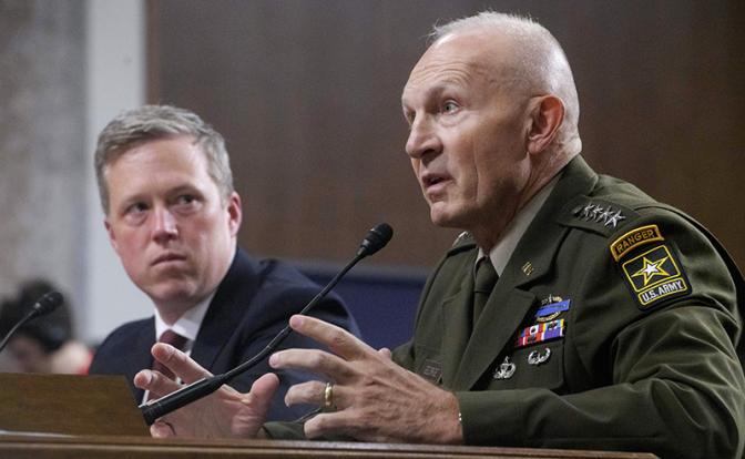На фото: министр армии США Дэниел П. Дрисколл (слева) и начальник штаба армии США генерал Рэнди А. Джордж (справа)