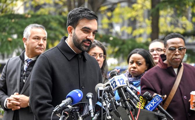 На фото: избранный мэр Зохран Мамдани (демократ от штата Нью-Йорк) проводит пресс-конференцию в Сити-Холл-парке в Нью-Йорке