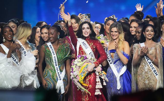 На фото: представительница Мексики Фатима Бош (в центре), одержавшая победу в финале 74-го ежегодного международного конкурса красоты "Мисс Вселенная".