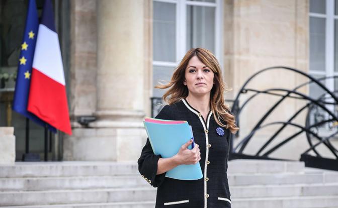 На фото: официальный представитель французского правительства Мод Брежон