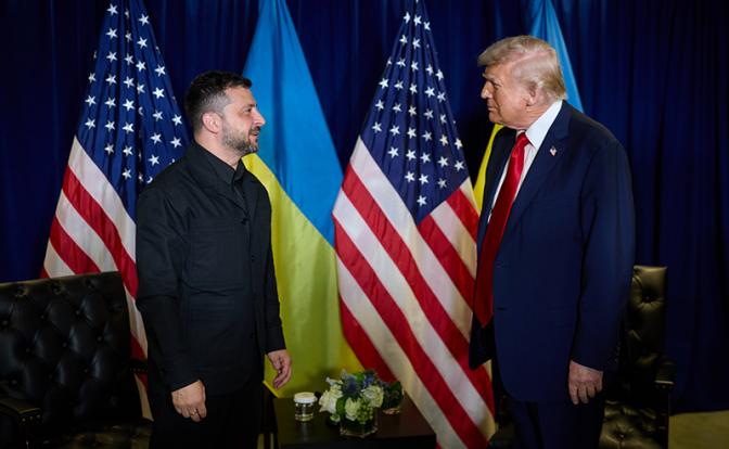 На фото: президент США Дональд Трамп (справа) и президент Украины Владимир Зеленский (слева).