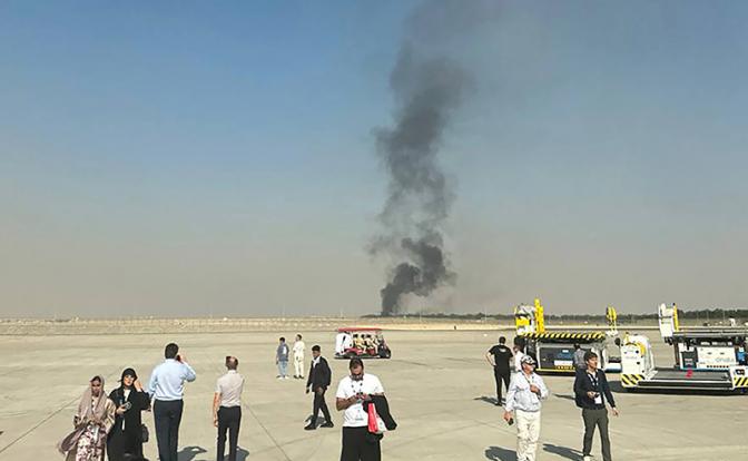 Дым от крушения индийского легкого боевого самолета Tejas на авиашоу международной аэрокосмической выставки Dubai Airshow 2025.