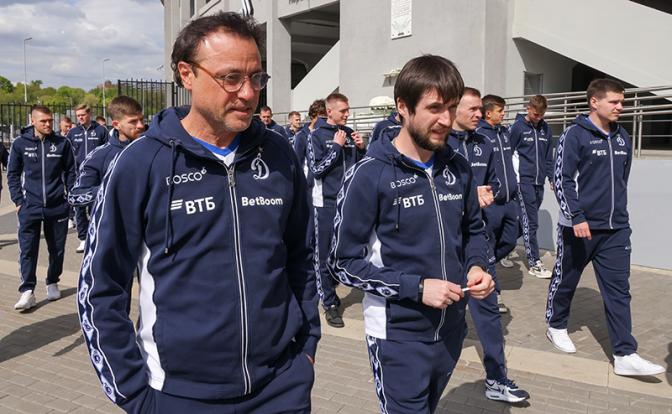 На фото: исполняющий обязанности главного тренера ФК "Динамо" Ролан Гусев (слева на первом плане), 2025 год.