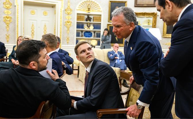 На фото: Владимир Зеленский беседует со специальным представителем Стивом Виткоффом и государственным секретарём Марко Рубио во время встречи с европейскими лидерами и президентом Дональдом Трампом.