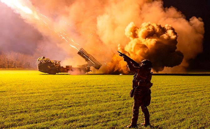 На фото: военнослужащий артиллерийского подразделения ВДВ в составе группировки войск "Днепр" во время боевой работы РСЗО "Ураган" в зоне специальной военной операции.