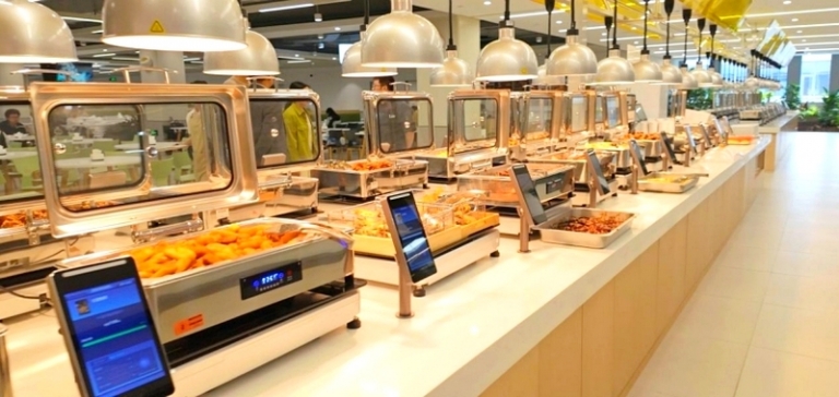 В этой системе интеллектуальная система планирования действует как &laquo;центральный мозг&raquo; робота-повара. Она может в режиме реального времени взаимодействовать с интеллектуальным весовым оборудованием, собирать данные, такие как оставшееся количество еды и распределение людей, и передавать их в серверную часть для принятия динамичных решений.