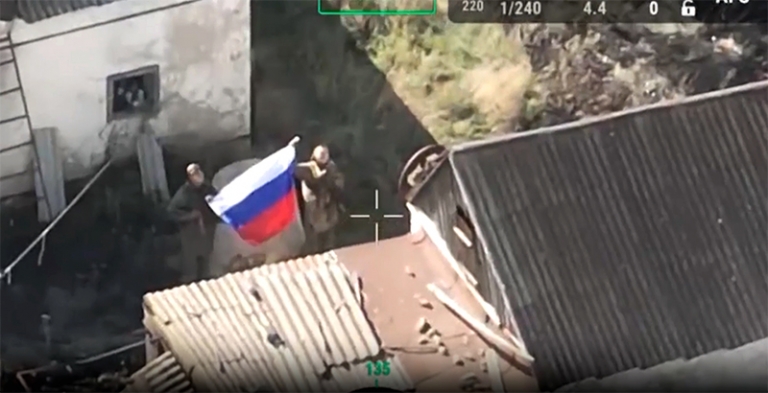 На фото: флаг России на освобожденной территории.