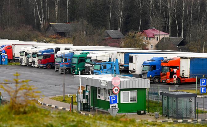На фото: грузовые автомобили на стоянке у международного автомобильного пункта пропуска Каменный Лог (Белорусско-Литовская граница). 29 октября Литва в одностороннем порядке на месяц закрыла границу с Белоруссией якобы для борьбы с воздушной контрабандой