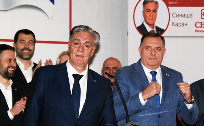На фото: кандидат в президенты Республики Сербской (энтитет Боснии и Герцеговины, БиГ) Синиша Каран (слева) на совместном брифинге с лидером боснийских сербов Милорадом Додиком (справа)