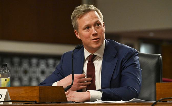 На фото: министр армии США Дэн Дрисколл