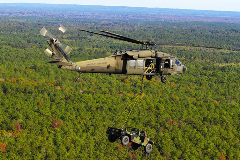 На фото: вертолет UH-60 Black Hawk.
