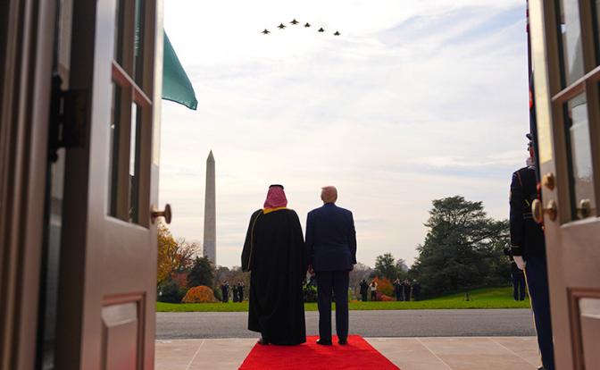 На фото: президент Дональд Трамп и наследный принц Саудовской Аравии Мухаммед бин Салман наблюдают за полетом истребителей F-35 во время приветственной церемонии на Южной лужайке Белого дома.
