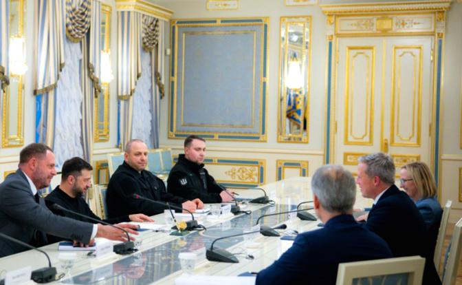 На фото: министр армии США Дэниел Дрисколл (справа) во время передачи проекта плана, который, по оценке американской стороны, мог бы активизировать дипломатию.