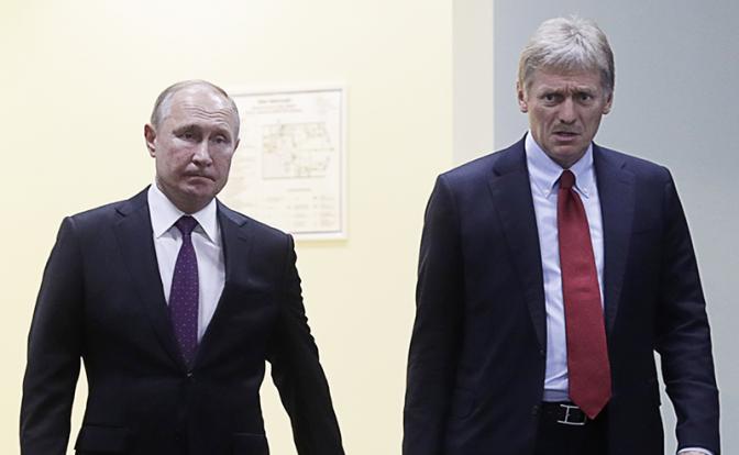 На фото: президент РФ Владимир Путин и пресс-секретарь президента РФ Дмитрий Песков (слева направо)
