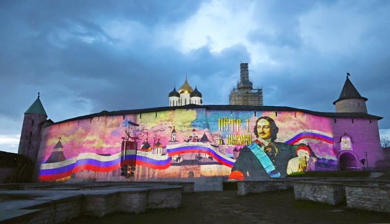 На фото: изображение Петра I во время мультимедийного спектакля, посвященного 350-летию со дня рождения Петра Великого, на территории Довмонтова города Псковского Кремля.