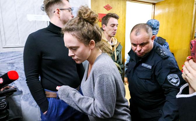 На фото: актриса Аглая Тарасова после заседания в Домодедовском городском суде.