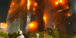 «Я больше не могу здесь жить». Страшные кадры из Гонконга: Огонь охватил семь небоскребов