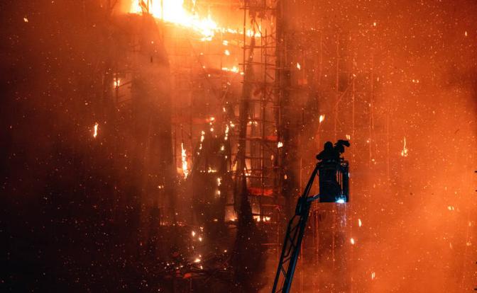 На фото: на месте происшествия в высотном жилом комплексе «Ван Фук Корт».