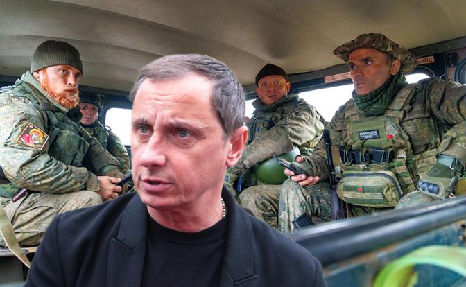 На фото: резидент «Камеди-клаб» Вадим Галыгин на фоне кадра из фильма «Обратная сторона медали».