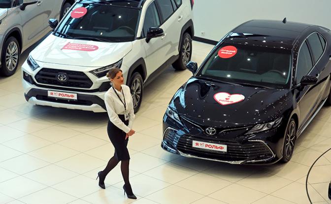 Автосалоны надеются на Новый год, покупатели – на скидки. Склады забиты