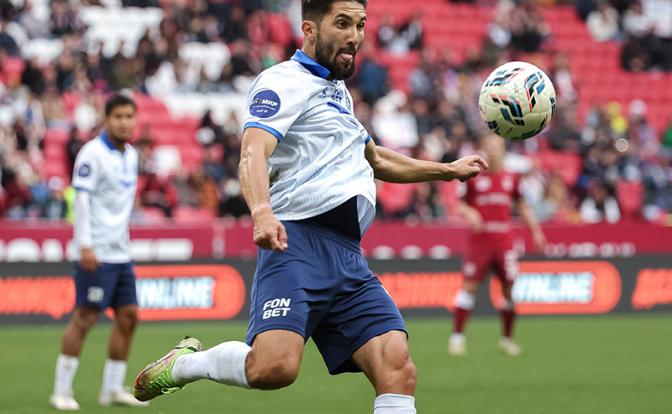 На фото: защитник самарских «Крыльев Советов» Алексей Сутормин.