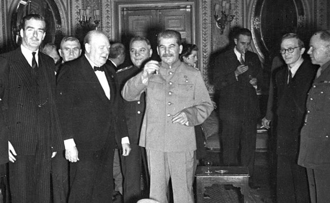 На фото: советский  вождь Иосиф Сталин, стоя рядом с премьер-министром Великобритании Уинстоном Черчиллем и министром иностранных дел Энтони Иденом, произносит тост на 69-м дне рождения Черчилля в Тегеране, Иран, 30 ноября 1943 года.