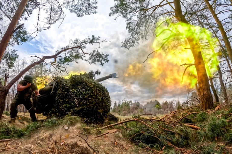 На фото: военнослужащий артиллерийского подразделения 61-й бригады морской пехоты Северного флота в составе группировки войск "Днепр" во время боевой работы расчета 122-мм гаубицы Д-30 в зоне СВО.